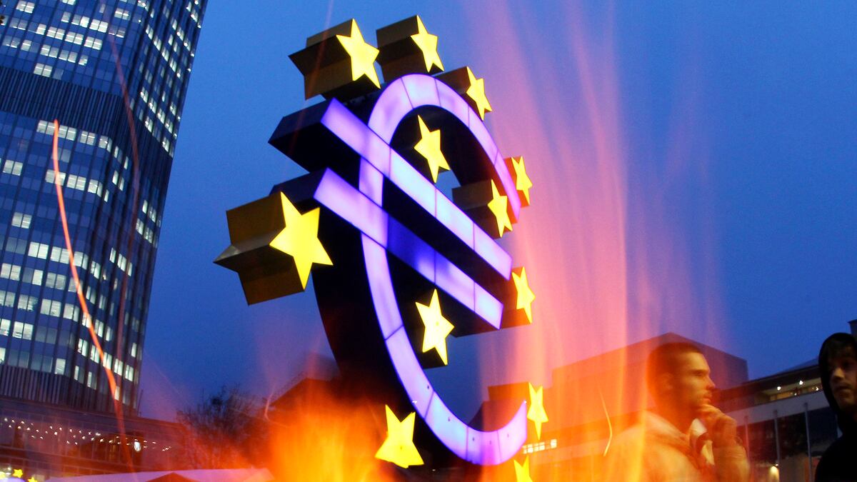 articles/2011/12/14/why-the-euro-is-dipping-so-low-and-whether-we-should-care/decline-of-the-euro-salmon_k6ydqi