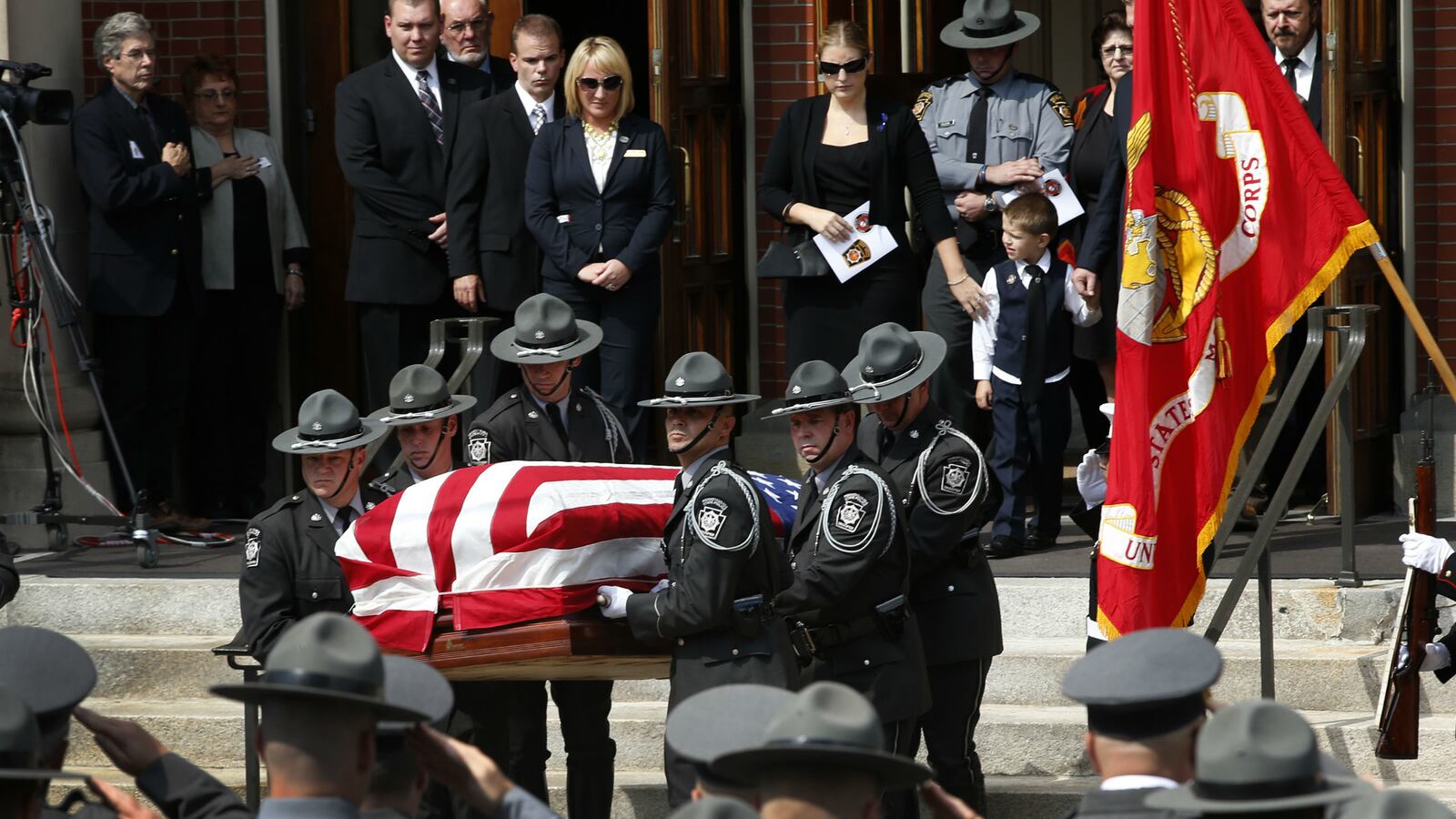 cheats/2014/10/01/cops-find-pipe-bombs-in-eric-frein-manhunt/141001-state-trooper-killed-cheat_zaewyq