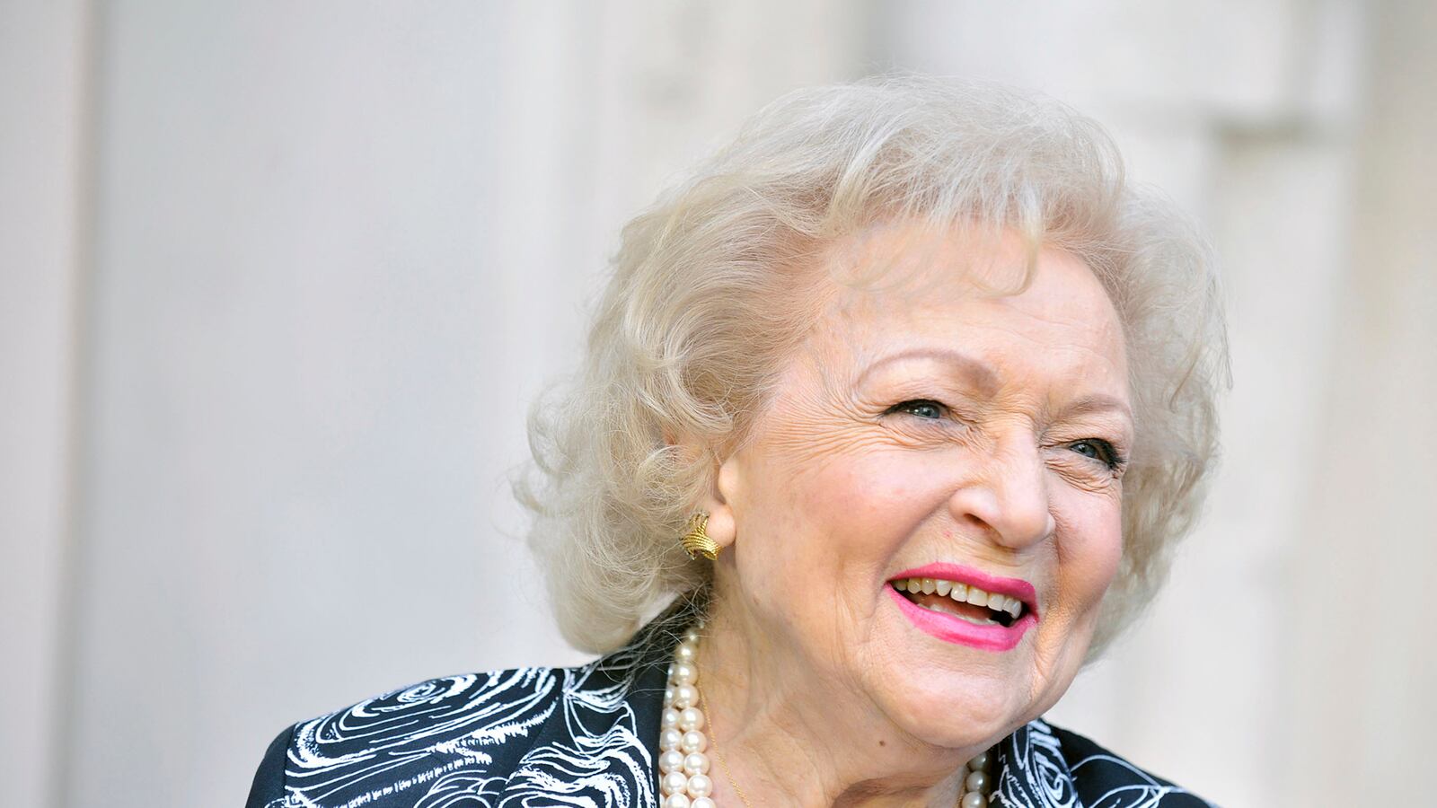 cheats/2012/05/12/betty-white-backs-obama/betty-white-backs-obama-cheat_vnqo7w