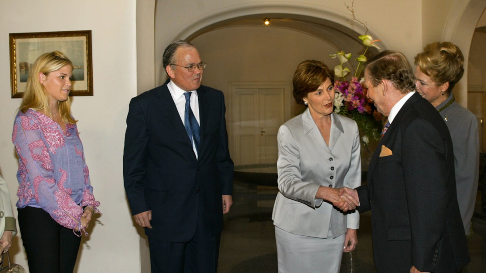 cheats/2011/12/19/the-other-side-of-v-clav-havel/bush-prague_kuqho5