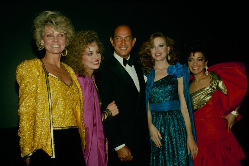 galleries/2014/10/21/oscar-de-la-renta-dead-at-82-his-life-in-photos/141020-oscar-10_ecqalj