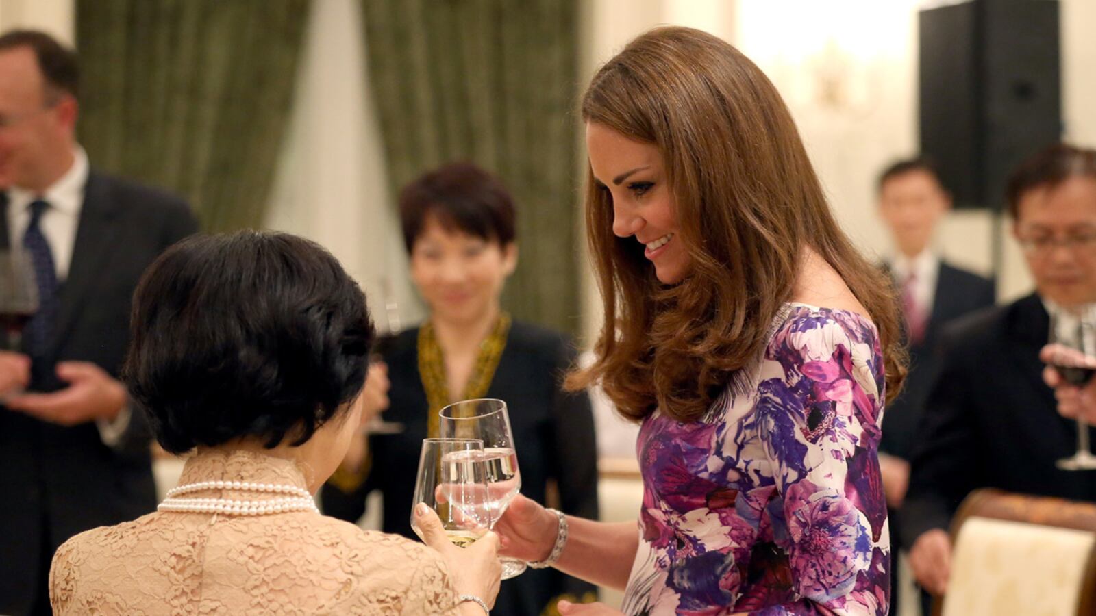 articles/2012/10/29/will-kate-middleton-toast-with-wine-to-celebrate-st-andrews-university/sykes-kate-william-singapore-water_n6wf8z