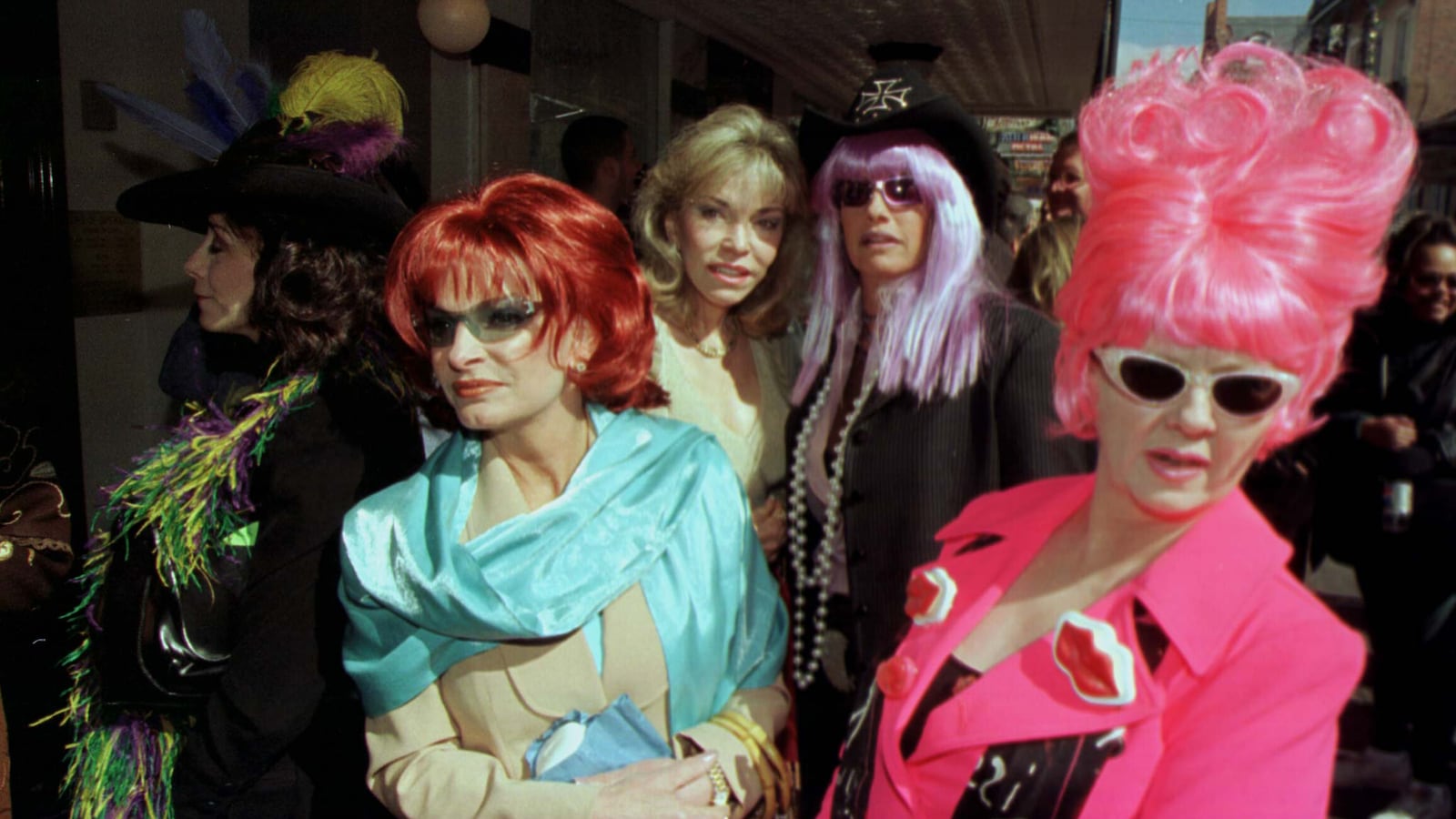 articles/2015/02/03/homeless-paid-to-stand-in-line-at-new-orleans-most-famous-restaurant/150202-nestel-galatoire-tease_uk27bw