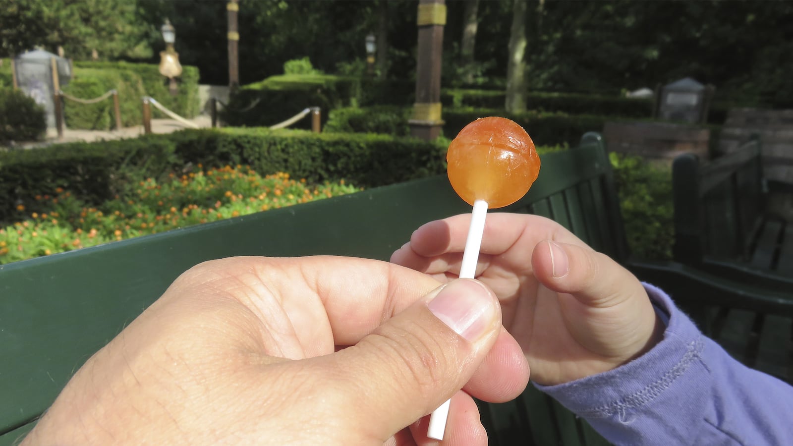 articles/2016/03/21/yes-let-your-kids-talk-to-strangers/160320-shumaker-kids-strangers-tease_i9qevc