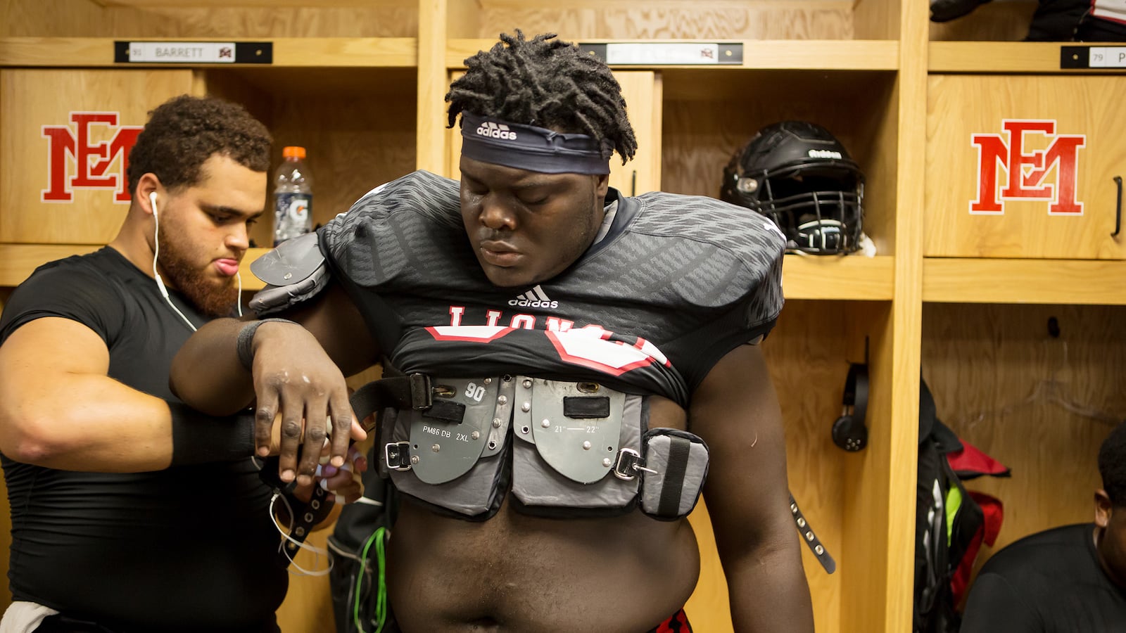 articles/2016/07/26/last-chance-u-netflix-s-gripping-docuseries-wants-to-be-this-generation-s-hoop-dreams/160725-schager-last-chanceu-tease_b9pjt6