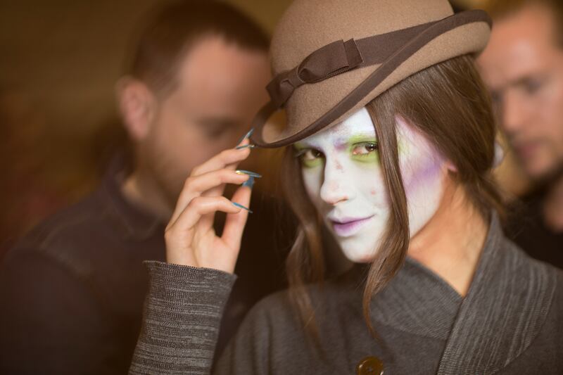 galleries/2013/03/07/backstage-at-paris-fashion-week-fall-2013-photos/130306-fashion17_oz391x
