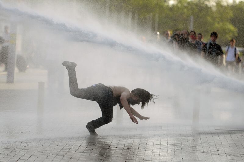 galleries/2013/05/31/occupy-istanbul-errupts-in-violence-photos/130531-taksim6_mwozuu