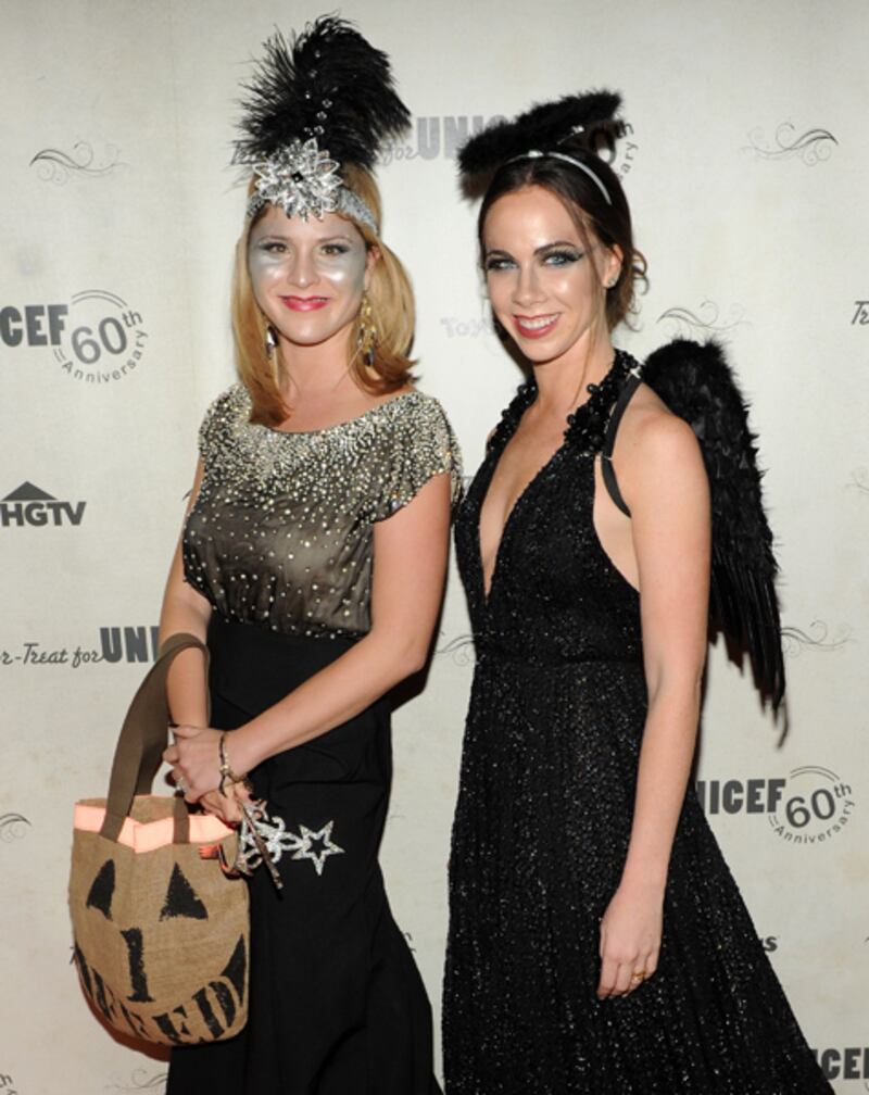 galleries/2011/07/26/politicians-in-costume/costumed-pols-bush-twins_ia8l9k