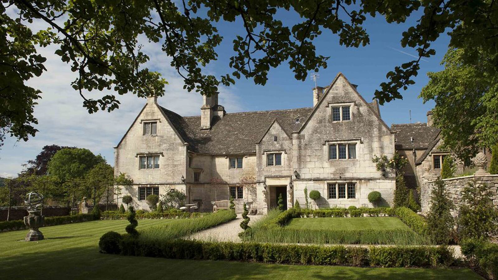 191030-mcnearney-omg-i-want-to-rent-this-house-halloween-hero_fsncme