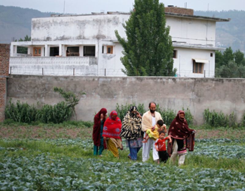 articles/2011/05/17/did-pakistan-really-know-about-osama-bin-ladens-hideout/schmidt-bin-laden-compound_181373_tezkbq
