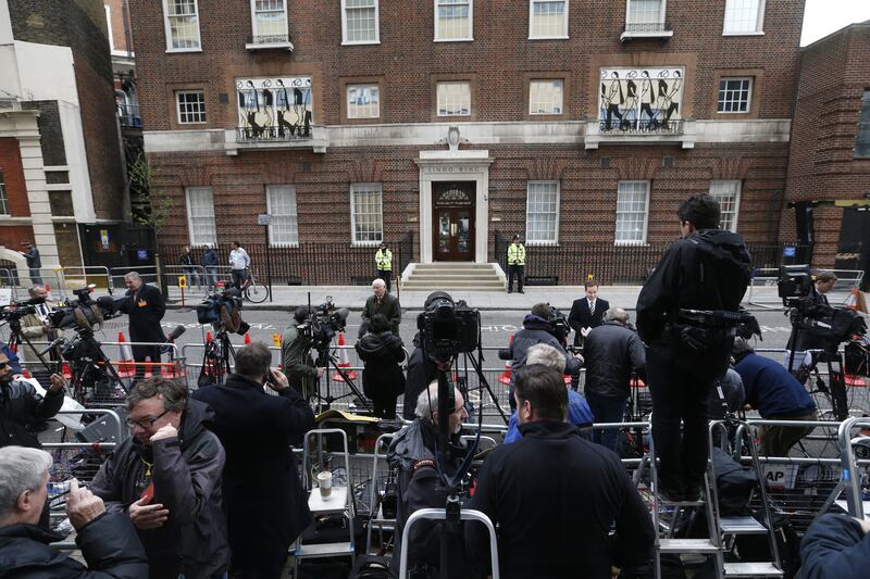 galleries/2015/05/02/royal-baby-excitement-blankets-london-photos/150502-royal-baby-girl-08_pryvkc