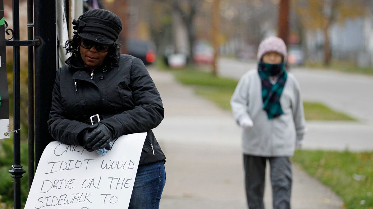 cheats/2012/11/13/woman-ordered-to-hold-idiot-sign/Shena-Hardin-idiot-sign-cheat_wecov9