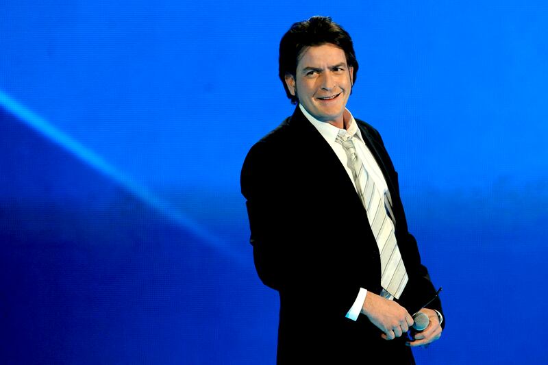 galleries/2012/07/19/fred-willard-and-other-stars-caught-with-their-pants-down-photos/stars-pants-down-charlie-sheen_xaesfn