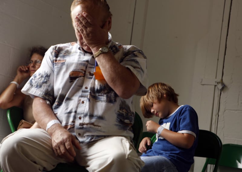 galleries/2009/10/15/inside-a-traveling-health-care-tent-city/allman-healthcare---8_tn6vnx