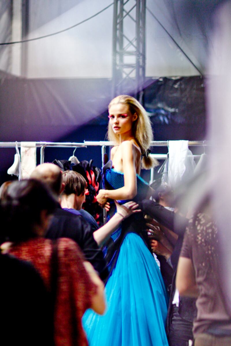 galleries/2011/10/03/viktor-rolf-backstage-photos/viktor-rolf-fashion-2_we72mn