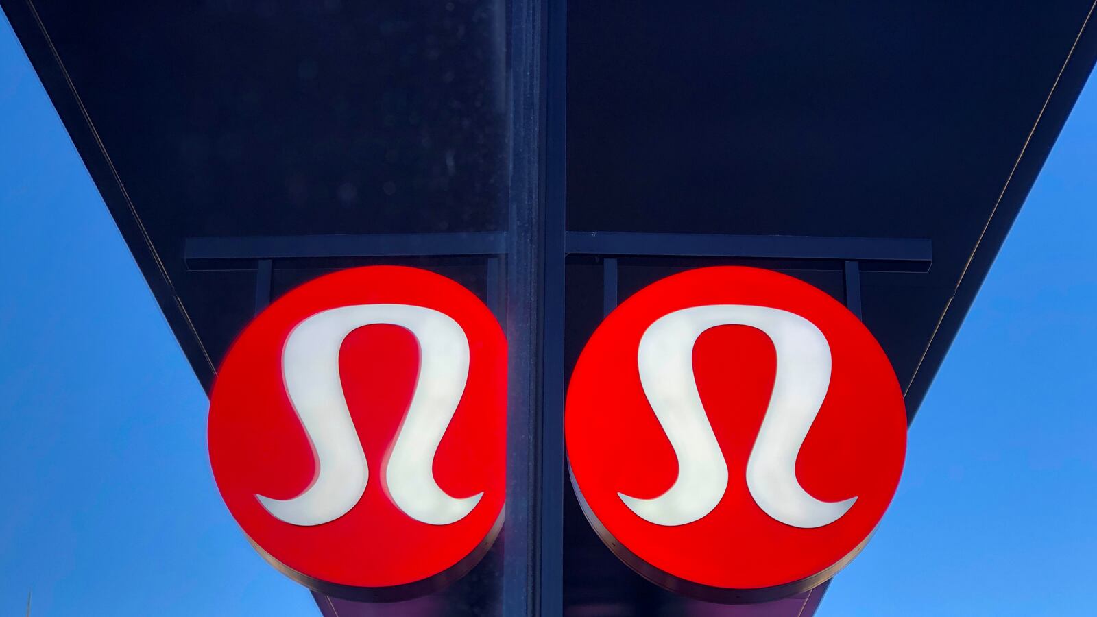 2018-12-20T204708Z_1862502830_RC1298E8EC60_RTRMADP_3_LULULEMON-RESULTS_l5ubnl