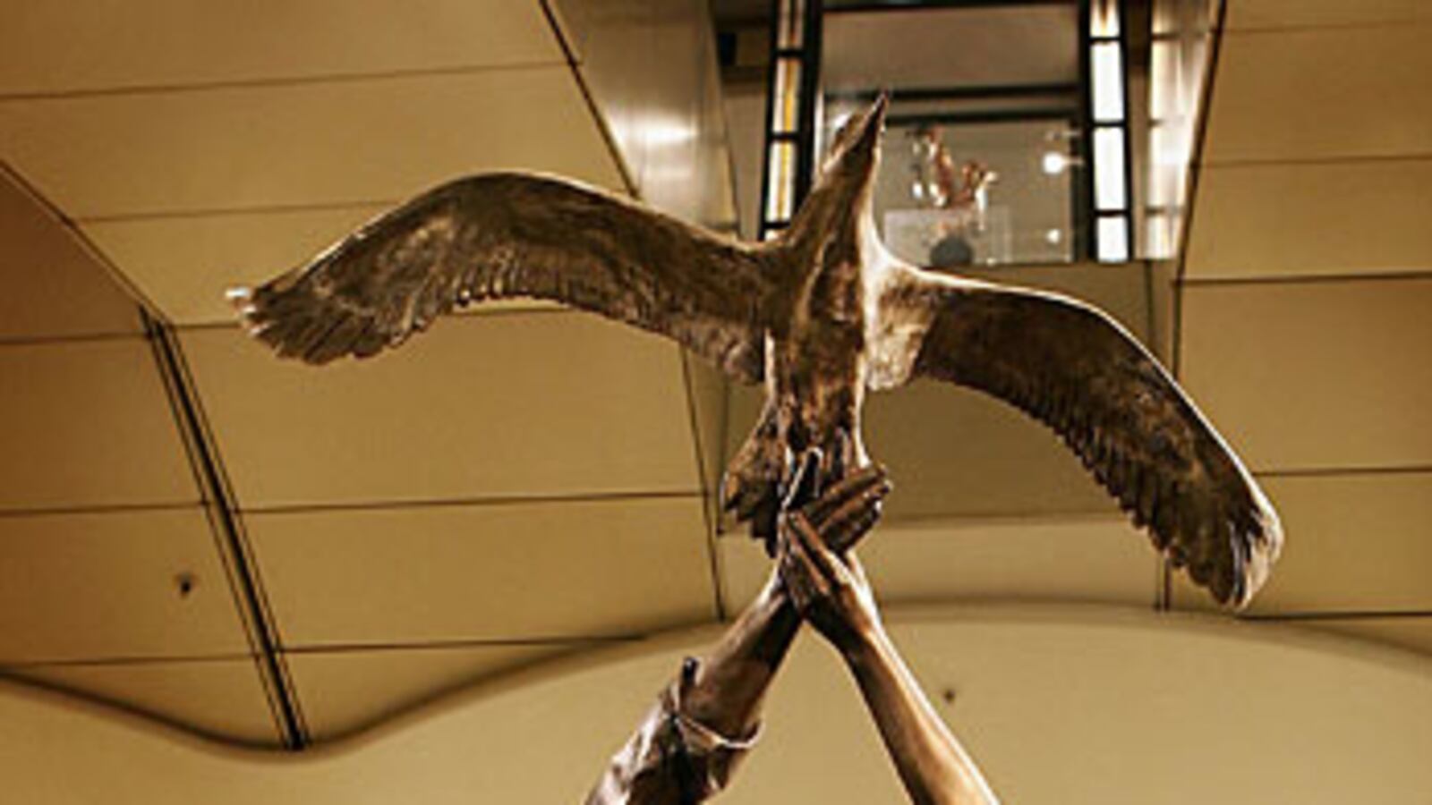 articles/2010/05/10/fayeds-innocent-victims/gregory-harrods-statue_e5wa9q