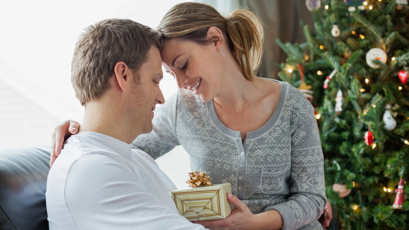 cheats/2014/12/18/gift-ideas-for-men-with-taste/141211-macallen-whiskey-gift-cheat_pmcybc