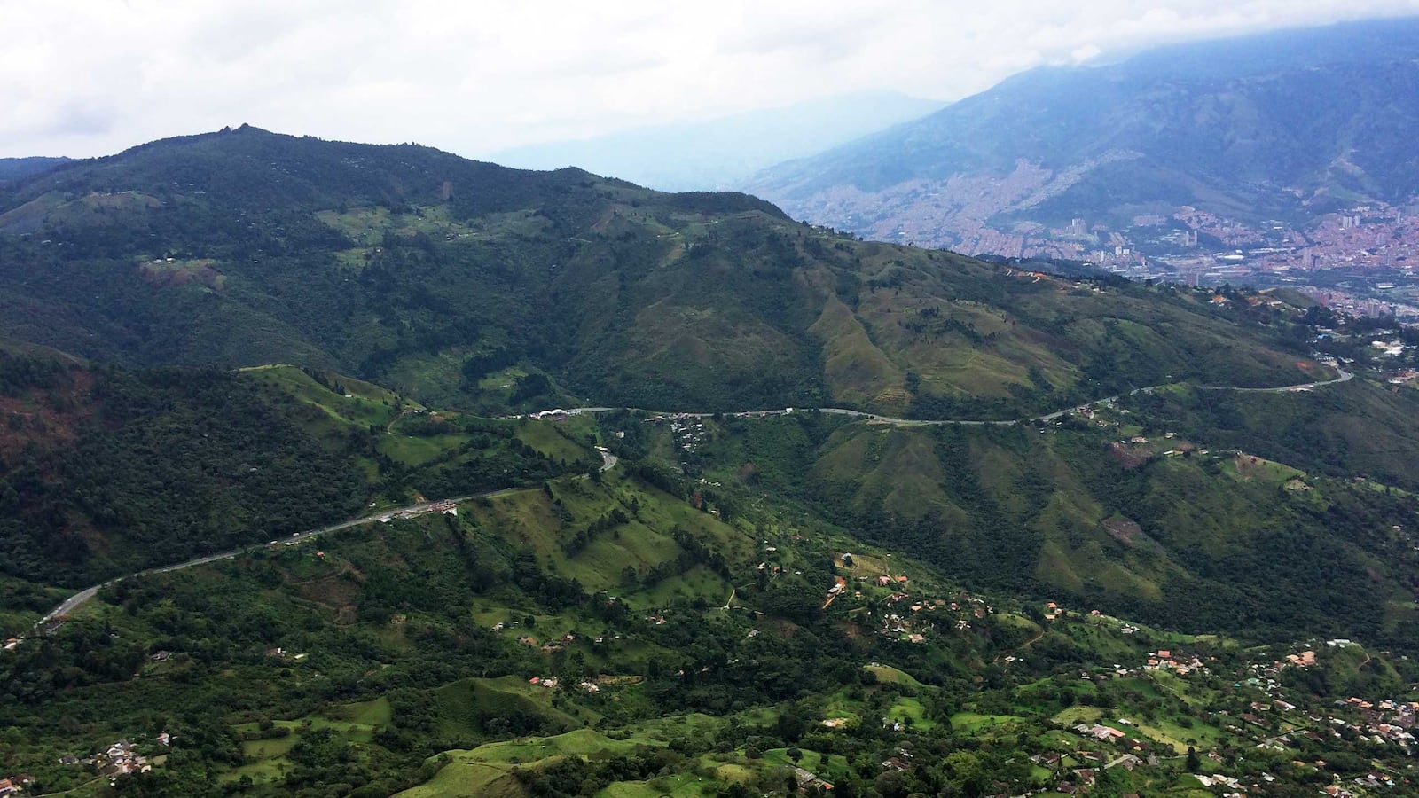 180716-mulhern-medellin-hiking-paths-hero_j7hca9