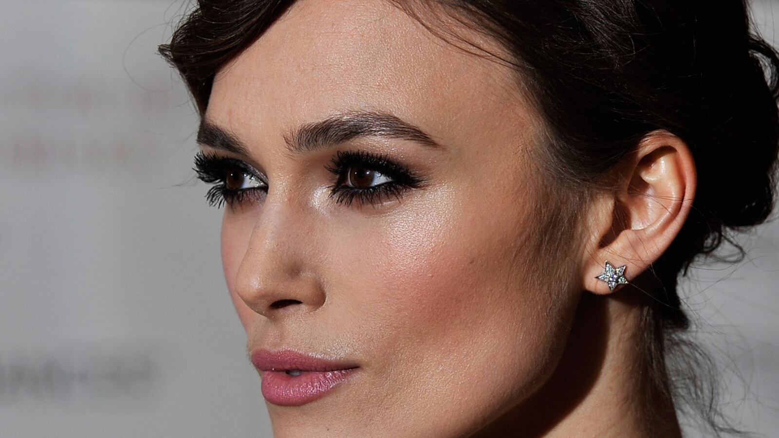 cheats/2012/05/26/keira-knightley-engaged/keira-knightley-engaged-cheat_ewwf1f