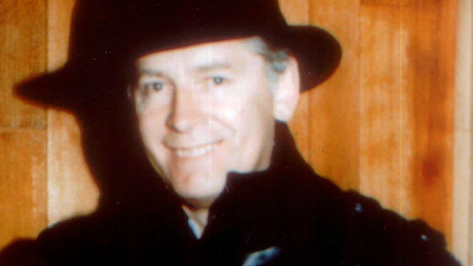 articles/2011/10/21/whitey-bulger-s-secret-deal-with-fbi-infuriates-cops/whitey-bulger-hat-cheat_fn9yd7