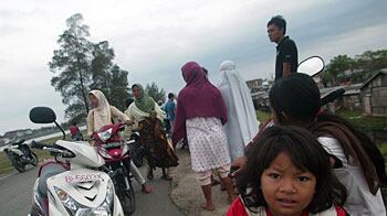 cheats/2010/04/06/78-quake-rocks-indonesia/indonesia-earthquake_xjklkn