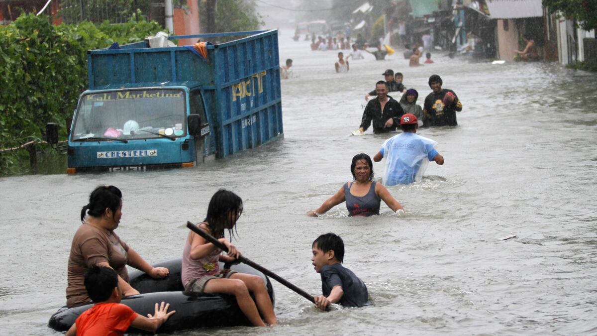 cheats/2011/09/27/typhoon-hammers-philippines/manila-typhoon-flooding-cs_zxwin6