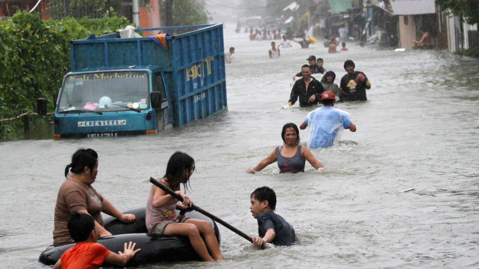 cheats/2011/09/27/typhoon-hammers-philippines/manila-typhoon-flooding-cs_zxwin6