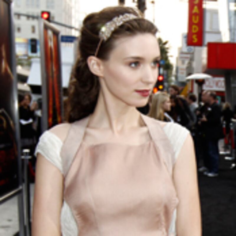 articles/2010/08/16/rooney-mara-girl-with-the-dragon-tattoo-fans-react/martin-rooney-reax_120449_jutp3k