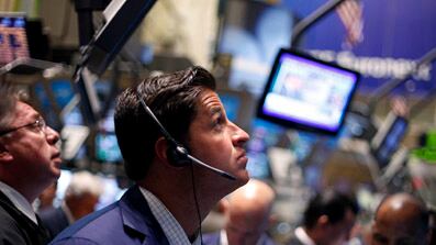 cheats/2009/08/17/stocks-take-a-tumble/wall-street-traders-2_zecxbu