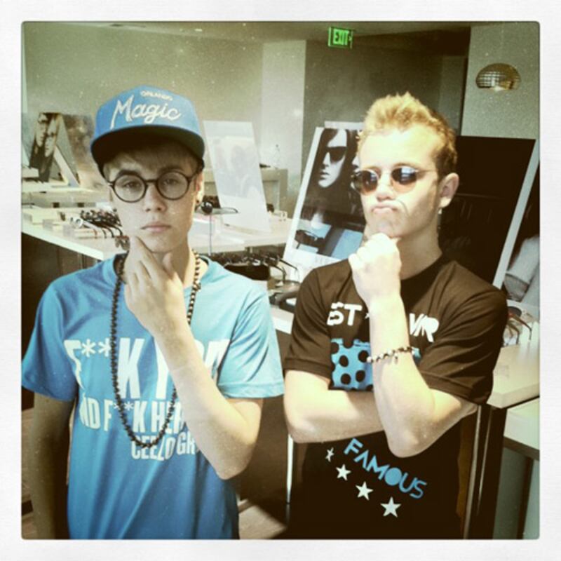 galleries/2011/08/14/best-celebrity-twitter-pictures/justin-bieber-best-celebrity-twitter-pictures_iknjpg