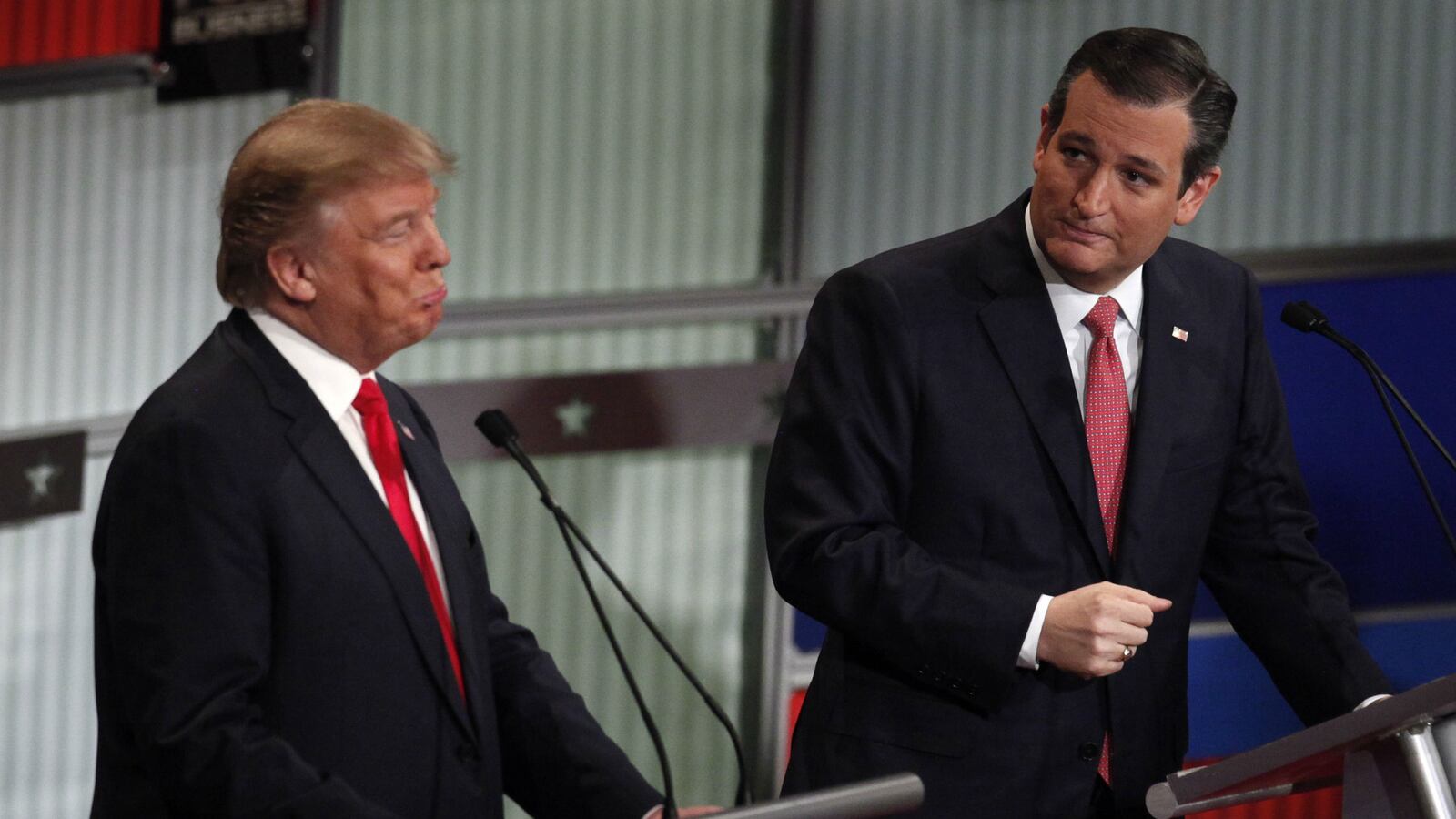 cheats/2016/01/14/trump-cruz-exchange-shots-in-gop-debate/160114-trump-cruz-gop-debate-cheat_pmccfm