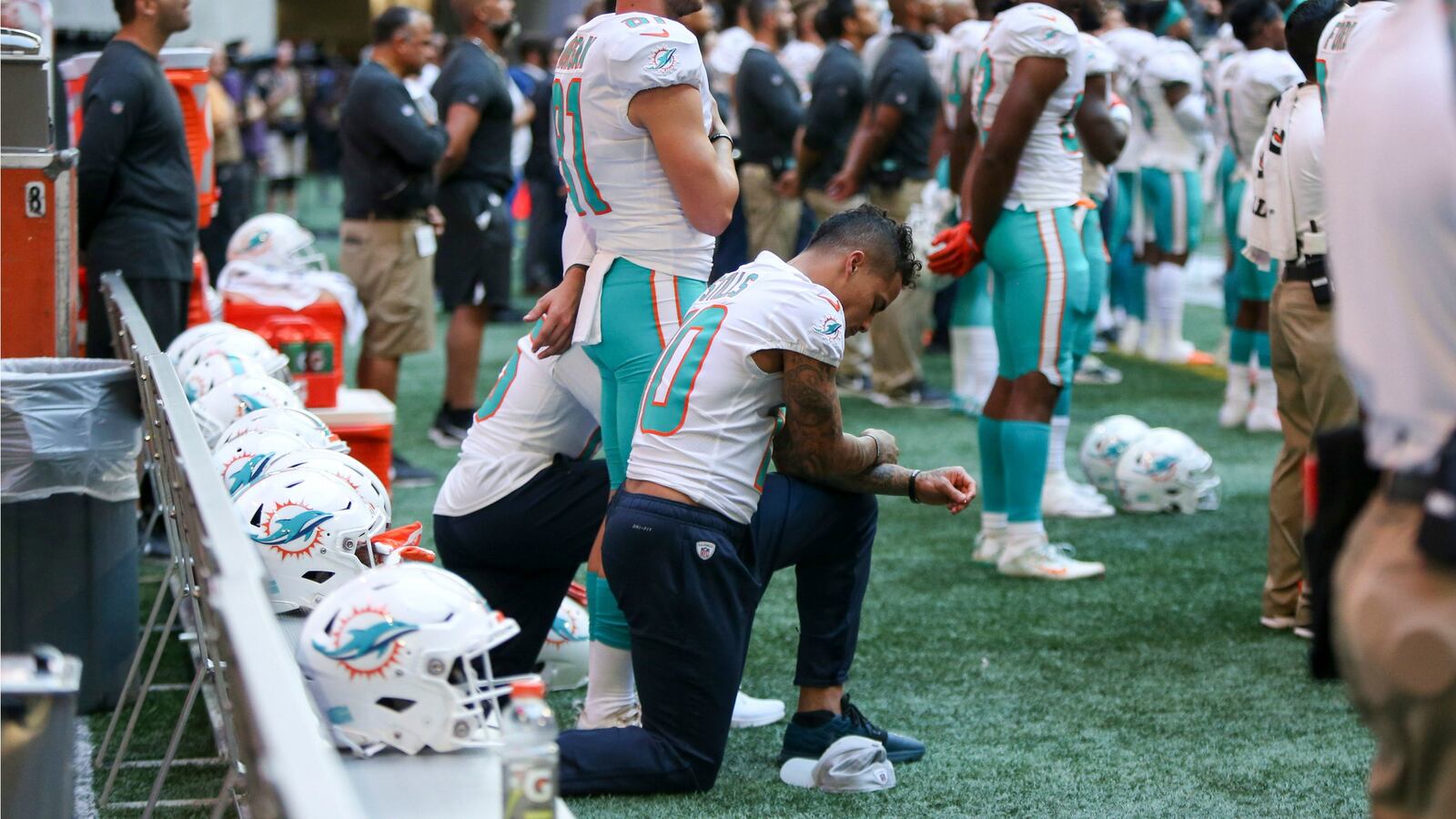 180909-nfl-anthem-protests-cheat_imf18f