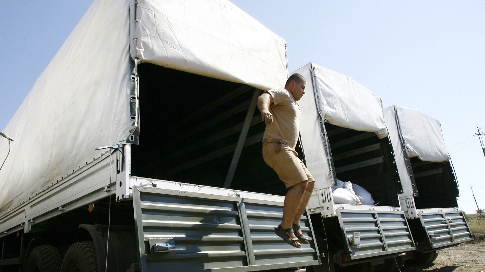 cheats/2014/08/15/armored-russian-vehicles-enter-ukraine/140815-ukraine-convoy-cheat_atopna