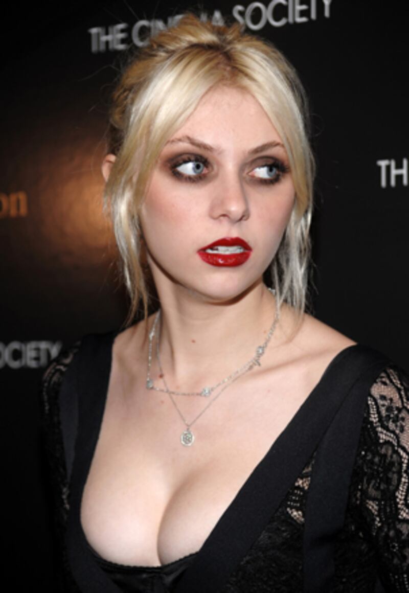 galleries/2010/06/23/pretty-racy-young-things/pretty-young-things---momsen_lsdkmz