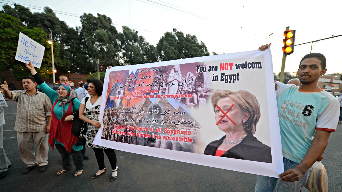 cheats/2012/07/15/egyptians-taunt-hillary/hillary-egypt-protests-cheat_dna8nk
