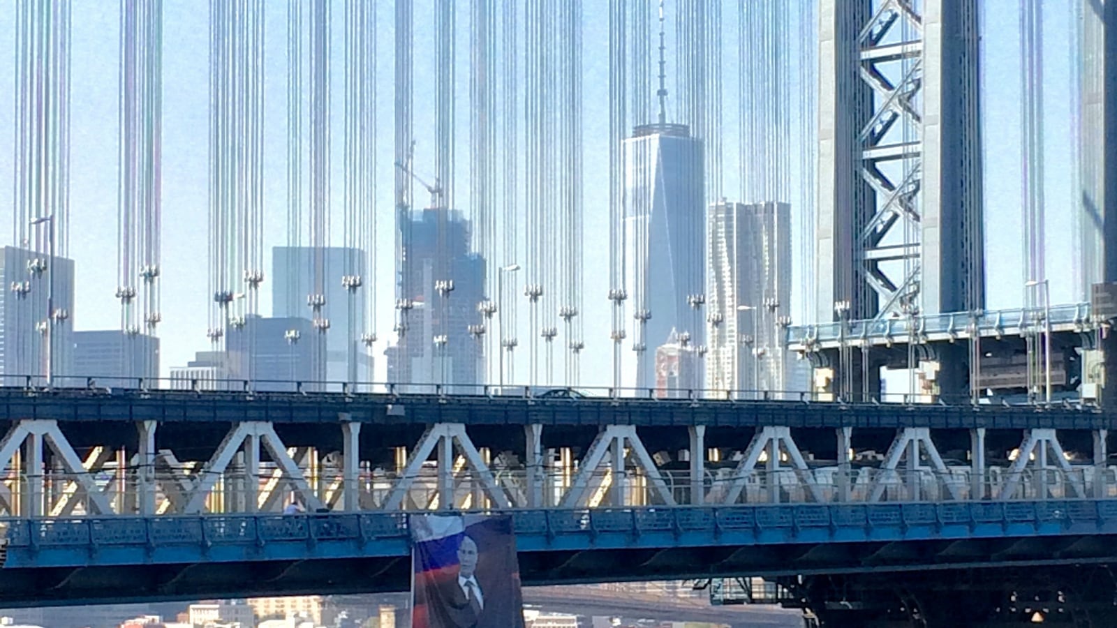 cheats/2016/10/07/giant-putin-banner-hung-from-nyc-bridge/161006-putin-manhattan-bridge-cheat_ebaax4