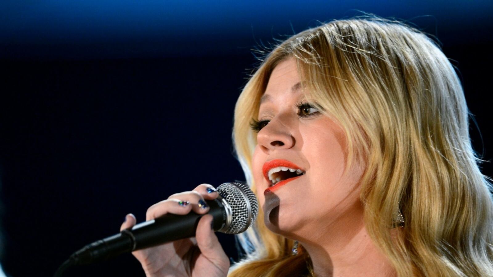 cheats/2013/05/22/new-idol-judges-former-contestants/kelly-clarkson-judges-cheat_bohjhd