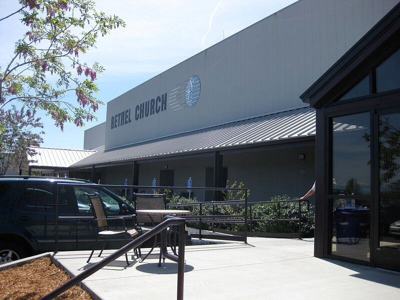 1024px-BethelChurchReddingCA_yhi6aj