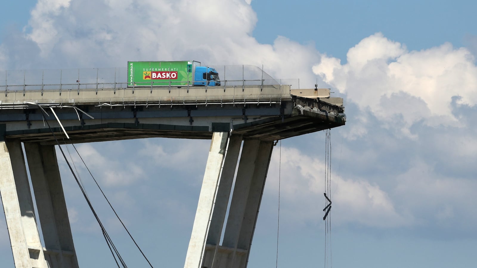 180819-french-bridges-warnings-collapse-cheat_jxayst
