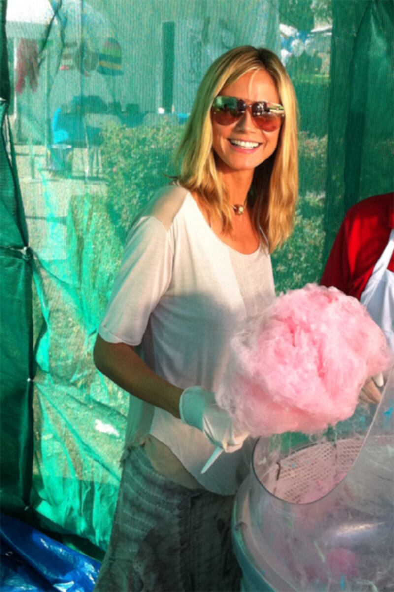 galleries/2011/10/26/celebrities-do-halloween-kelly-clarkson-j-lo-more-twitter-pictures/twitpics-heidi-klum_rc8j6b