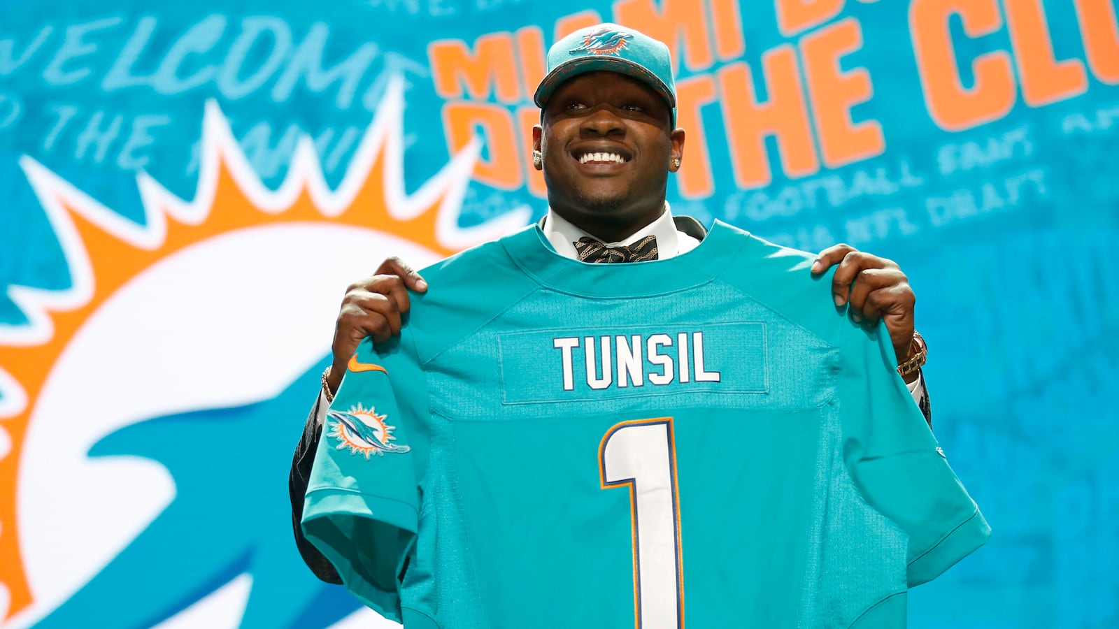 articles/2016/04/29/no-laremy-tunsil-doesn-t-have-a-character-problem/160429-barra-tunsil-tease_vu3cwe