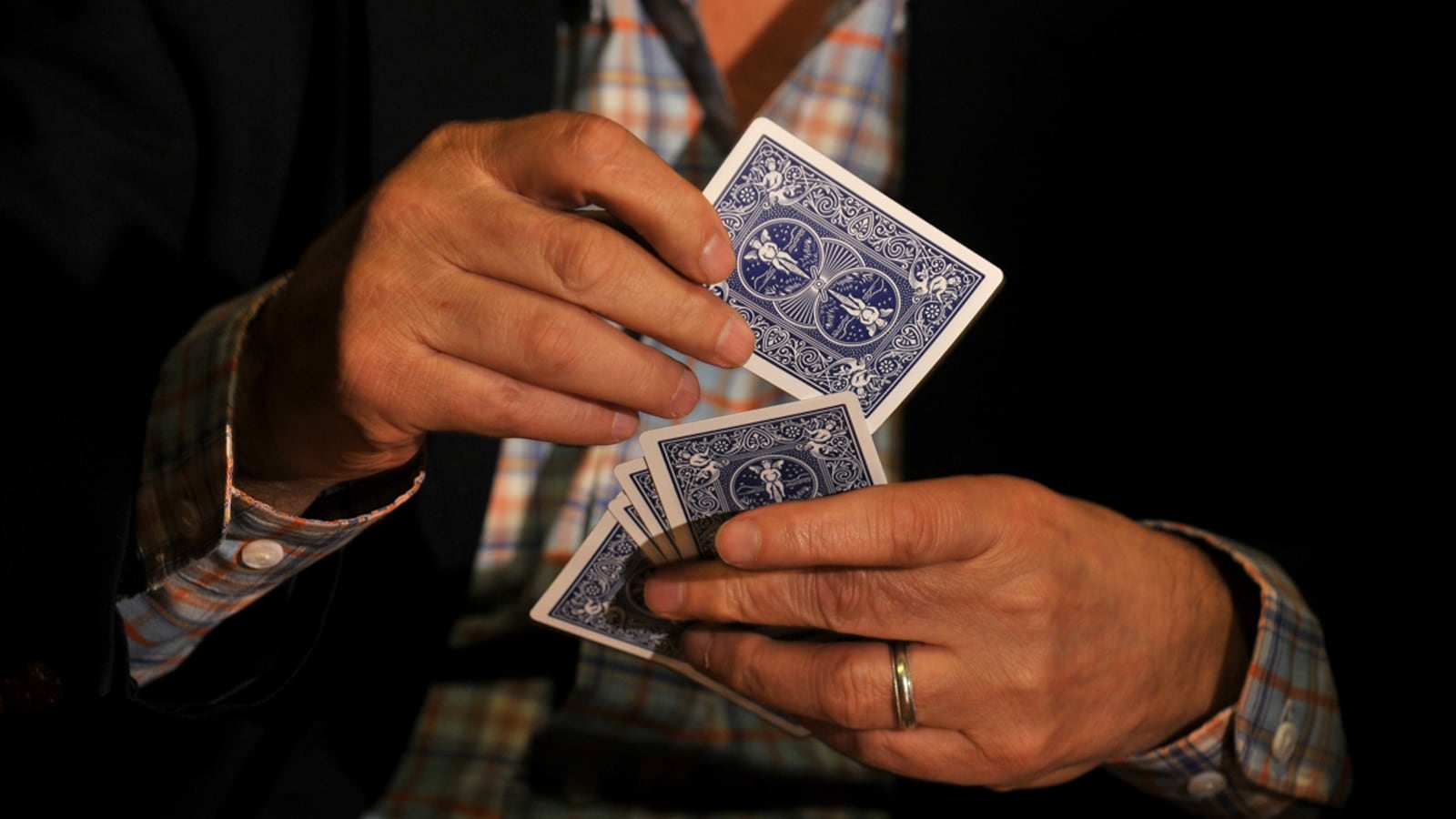 articles/2012/04/12/illegal-new-york-poker-clubs-a-former-waitress-reveals-what-goes-on-inside/poker-dens-new-york-teaser_dhxg2p