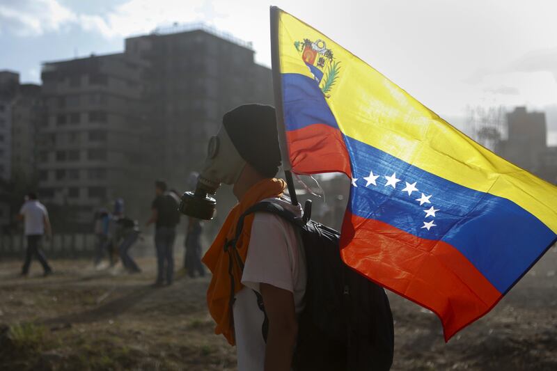 galleries/2014/02/14/venezuela-erupts-in-violence-photos/140310-venezuela6_uornqw