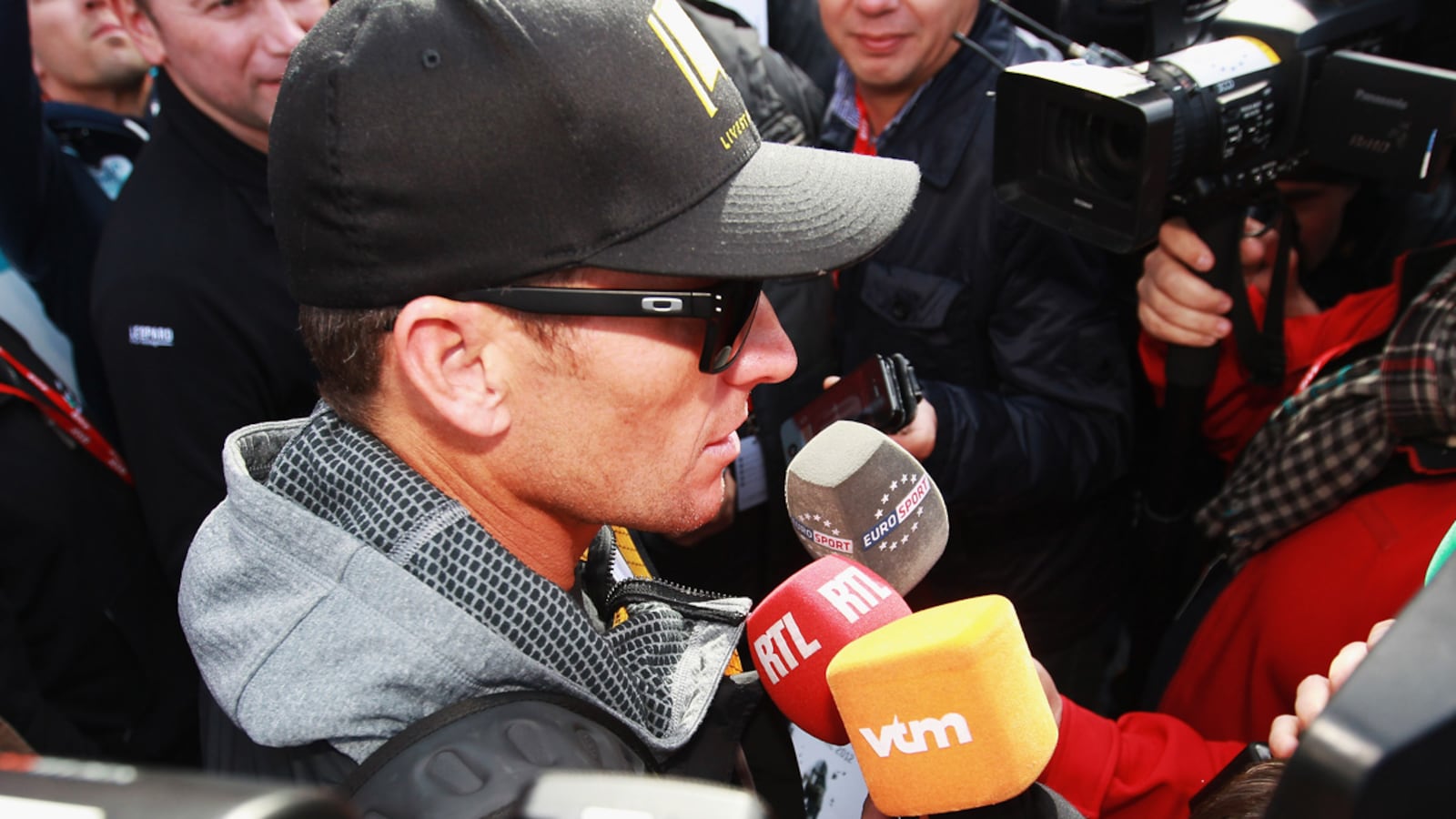 cheats/2012/10/22/lance-stripped-of-tour-titles/armstrong-stripped_zqvy41