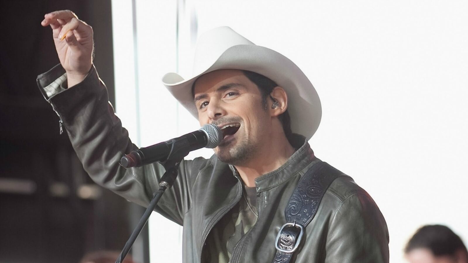 cheats/2013/04/08/paisley-and-ll-cool-j-duet-courts-controversy/brad-paisley-cheat_v1gu1j