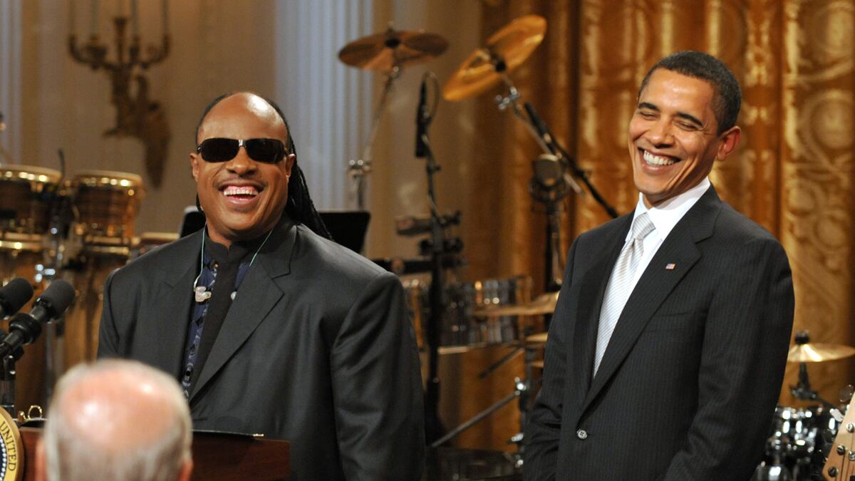 cheats/2012/02/09/president-obama-is-a-spotify-user/obama-stevie-wonder-cheat_uuyswx