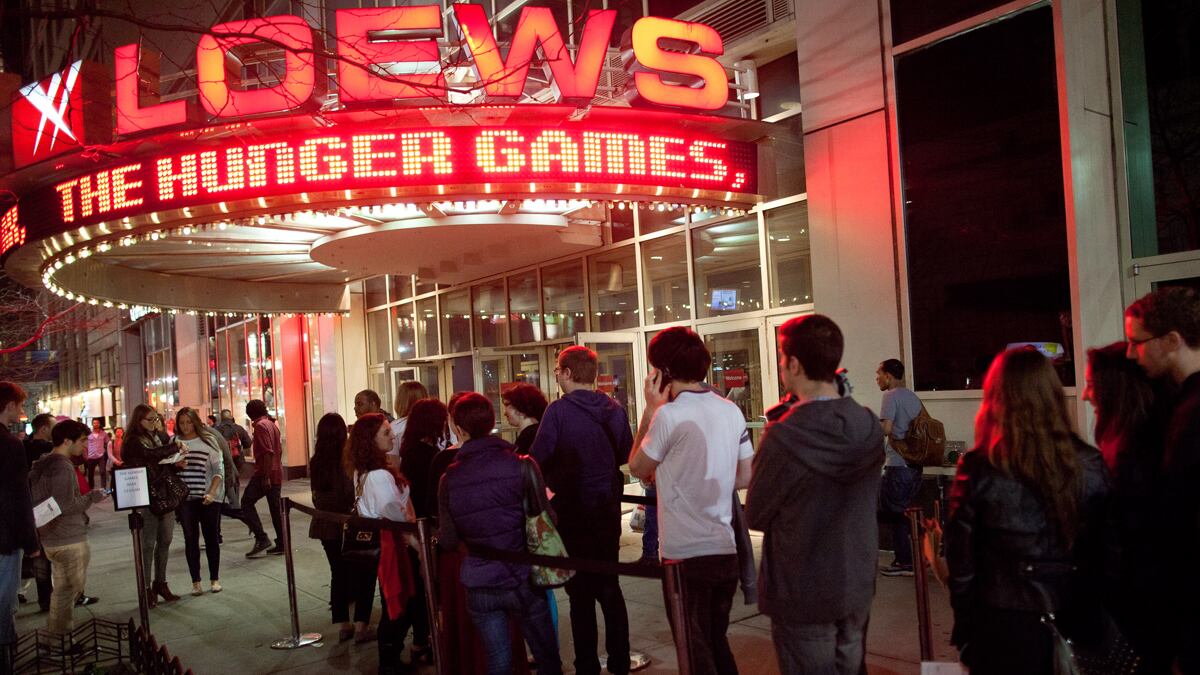 cheats/2012/03/26/hunger-games-pulls-in-155-m/hunger-games-crowd-records-cheat_lnzgvx