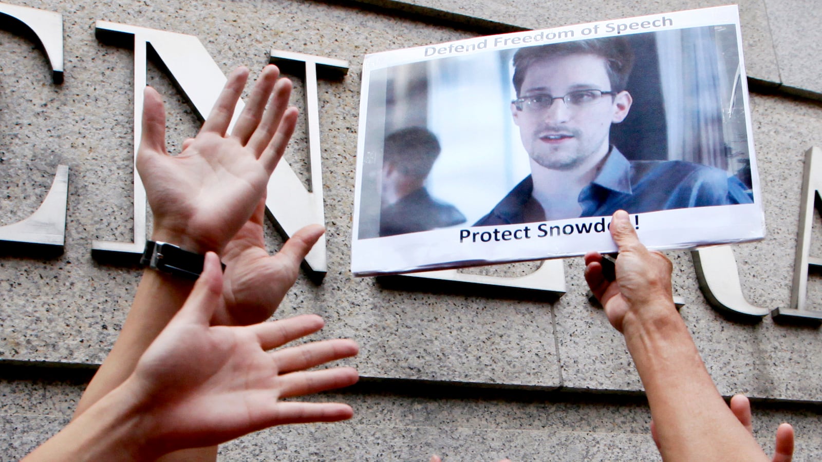 articles/2013/06/25/edward-snowden-should-end-his-cold-war-tour-come-home-to-america/130624-cobb-snowden-dissident-tease_r9oogt