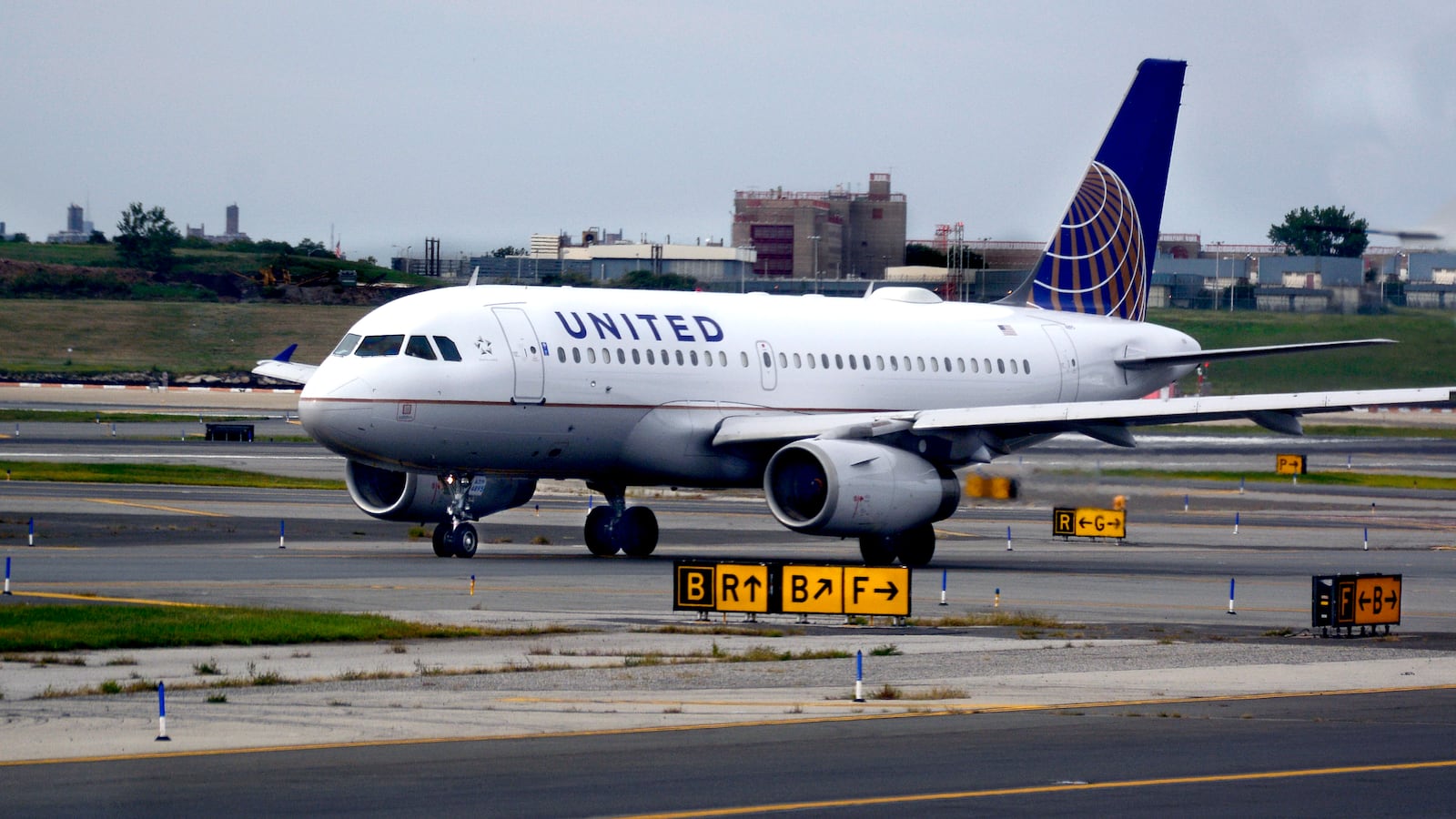 NEW YORK, NY - SEPTEMBER 21, 2017: A United Airlines Airbus passenger jet taxis at LaGuardia Airport in New York, New York. (Photo by Robert Alexander/Getty Images)